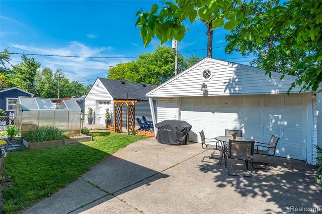 23110 Forest Street, Oak Park, MI 48237