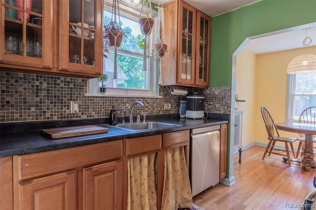 23110 Forest Street, Oak Park, MI 48237