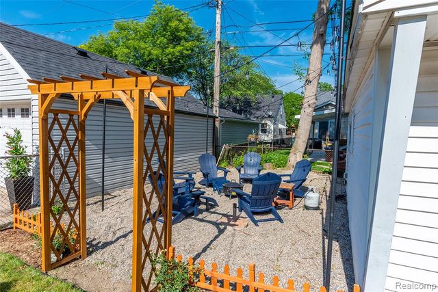23110 Forest Street, Oak Park, MI 48237