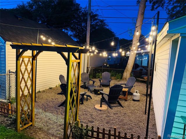 23110 Forest Street, Oak Park, MI 48237