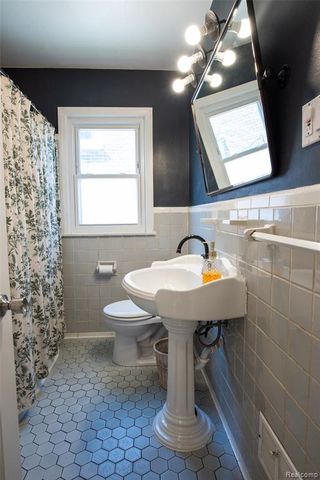 23110 Forest Street, Oak Park, MI 48237
