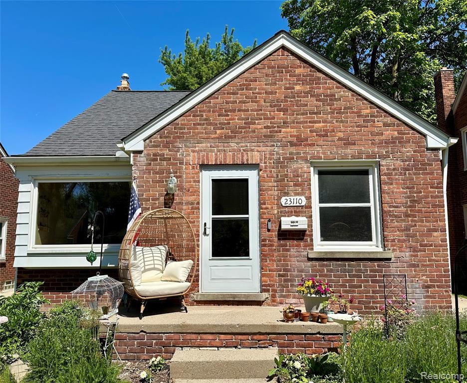23110 Forest Street, Oak Park, MI 48237
