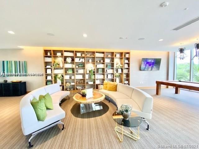 16385 Biscayne Boulevard 702, North Miami Beach, FL 33160