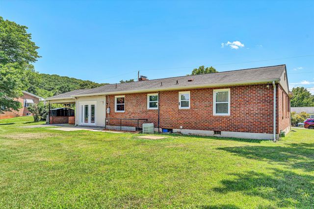 310 Daladier DR, Vinton, VA 24179