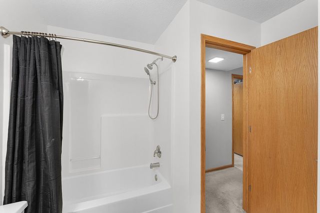 1043 Honeysuckle Lane SE, Cambridge, MN 55008