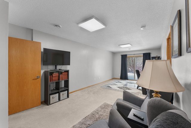 1043 Honeysuckle Lane SE, Cambridge, MN 55008