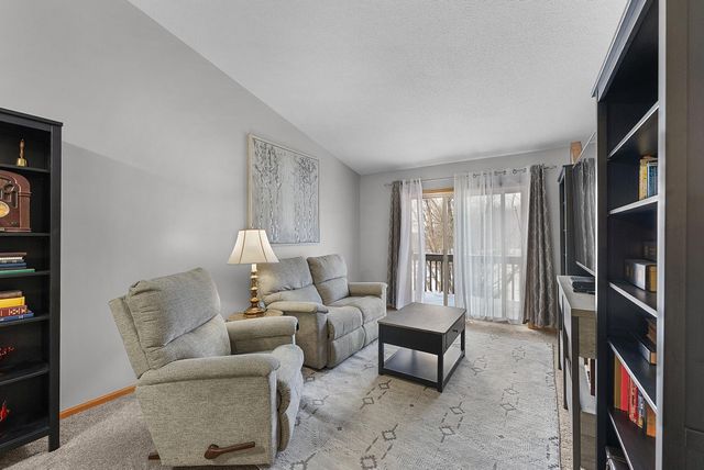 1043 Honeysuckle Lane SE, Cambridge, MN 55008