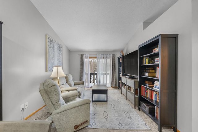 1043 Honeysuckle Lane SE, Cambridge, MN 55008