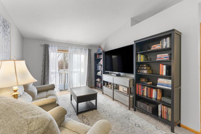 1043 Honeysuckle Lane SE, Cambridge, MN 55008