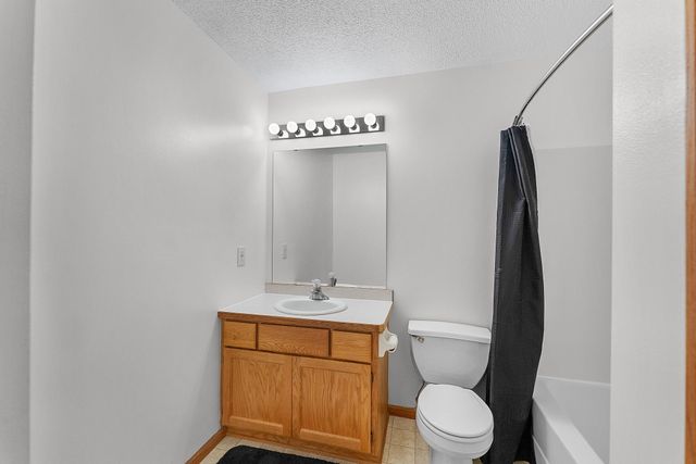 1043 Honeysuckle Lane SE, Cambridge, MN 55008