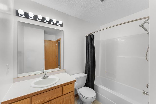 1043 Honeysuckle Lane SE, Cambridge, MN 55008