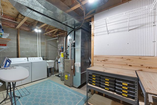 1043 Honeysuckle Lane SE, Cambridge, MN 55008