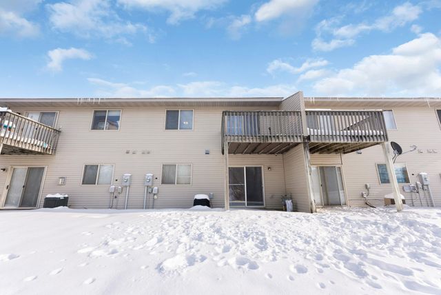 1043 Honeysuckle Lane SE, Cambridge, MN 55008