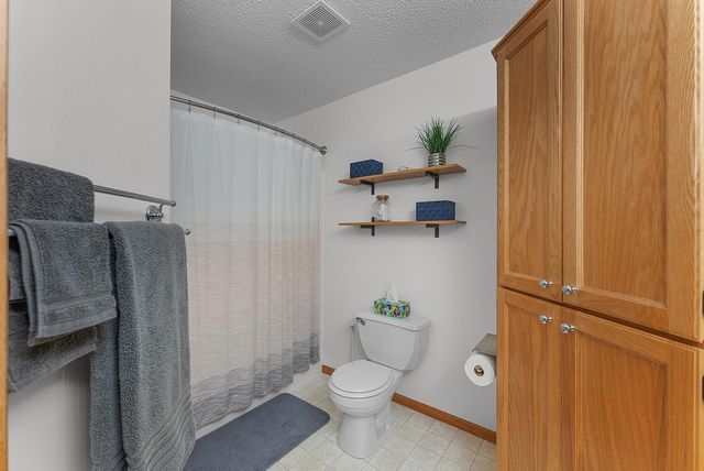 1043 Honeysuckle Lane SE, Cambridge, MN 55008