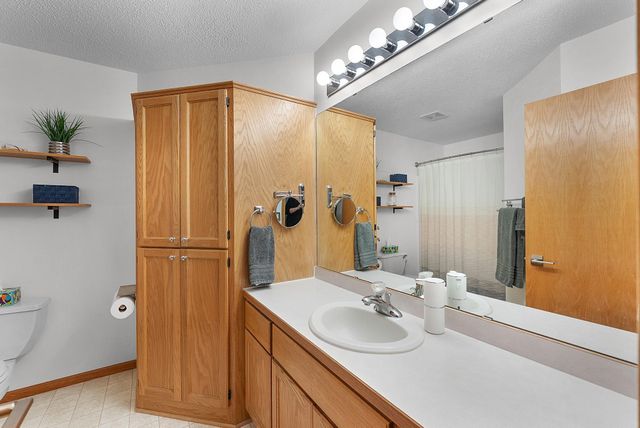 1043 Honeysuckle Lane SE, Cambridge, MN 55008