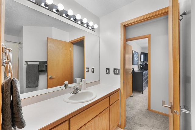 1043 Honeysuckle Lane SE, Cambridge, MN 55008