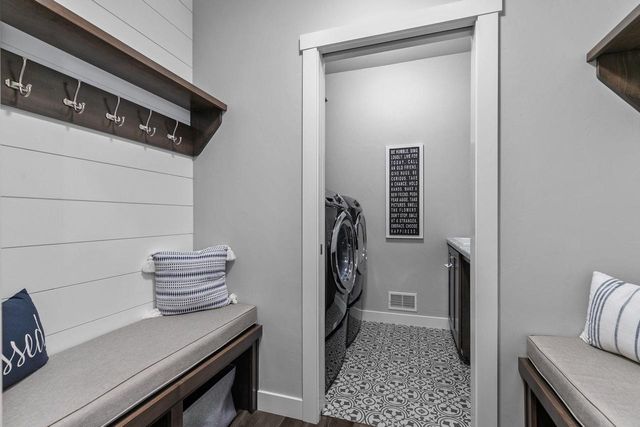 2053 W SUGAR COURT, Appleton, WI 54913