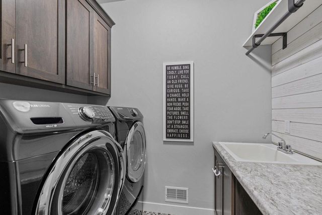 2053 W SUGAR COURT, Appleton, WI 54913