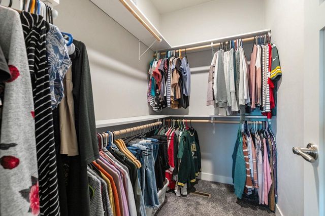 2053 W SUGAR COURT, Appleton, WI 54913