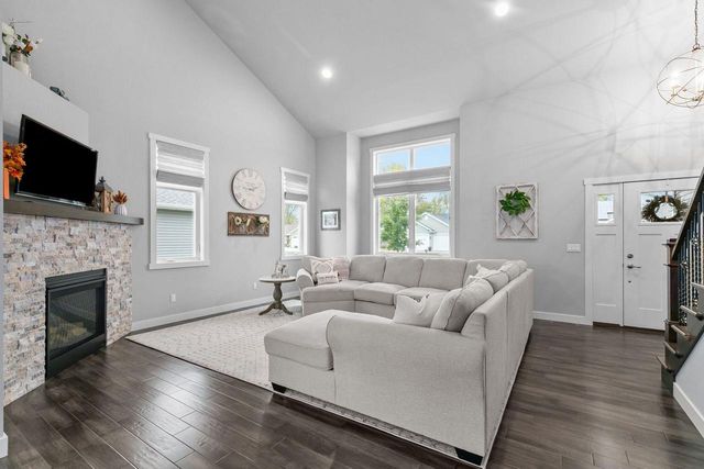 2053 W SUGAR COURT, Appleton, WI 54913