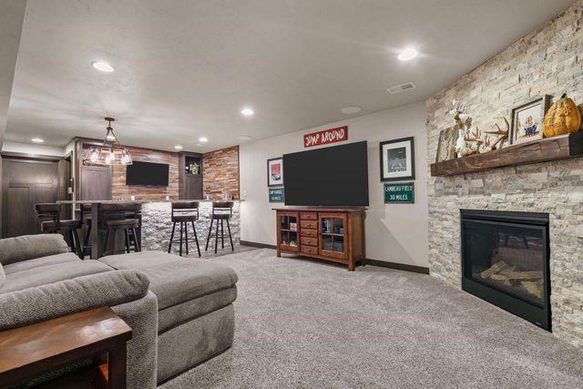 2053 W SUGAR COURT, Appleton, WI 54913