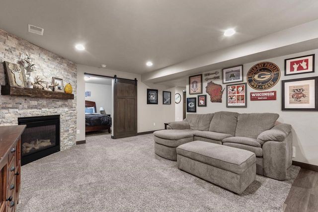 2053 W SUGAR COURT, Appleton, WI 54913