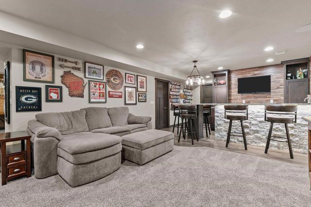 2053 W SUGAR COURT, Appleton, WI 54913