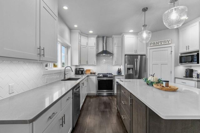 2053 W SUGAR COURT, Appleton, WI 54913