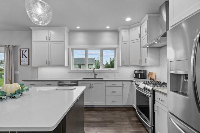 2053 W SUGAR COURT, Appleton, WI 54913