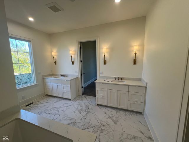 10840 Dartmoor Court, Zionsville, IN 46077