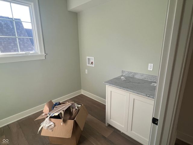 10840 Dartmoor Court, Zionsville, IN 46077