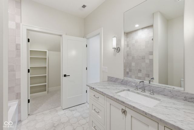 10840 Dartmoor Court, Zionsville, IN 46077