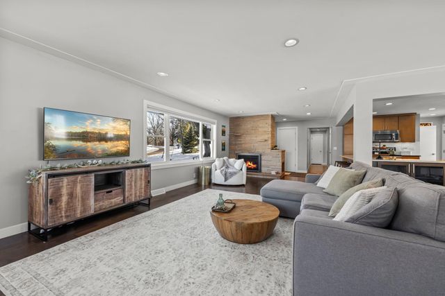 605 Kingsview Lane N, Plymouth, MN 55447