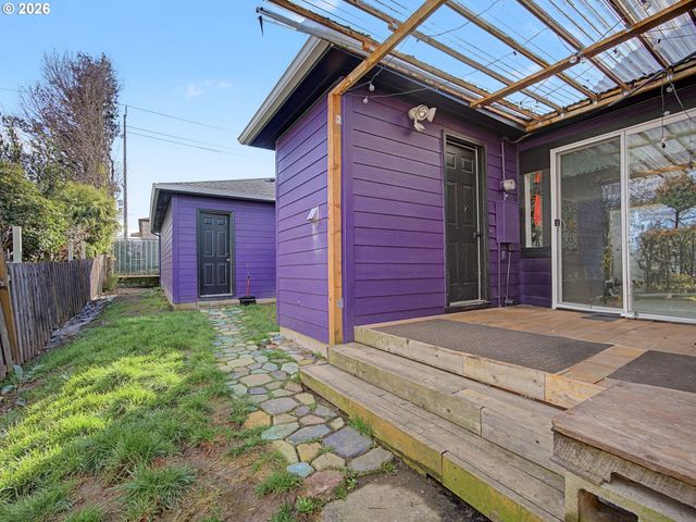 3608 Se CENTER St, Portland, OR 97202