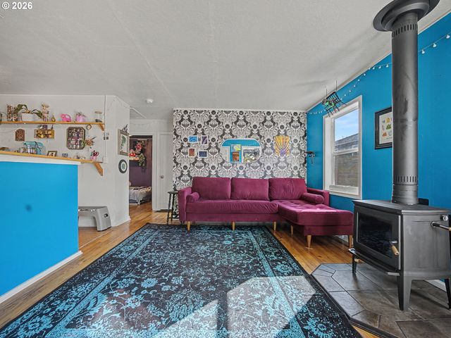 3608 Se CENTER St, Portland, OR 97202