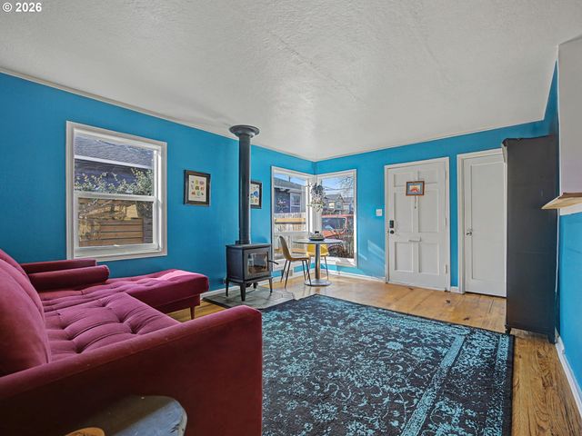 3608 Se CENTER St, Portland, OR 97202