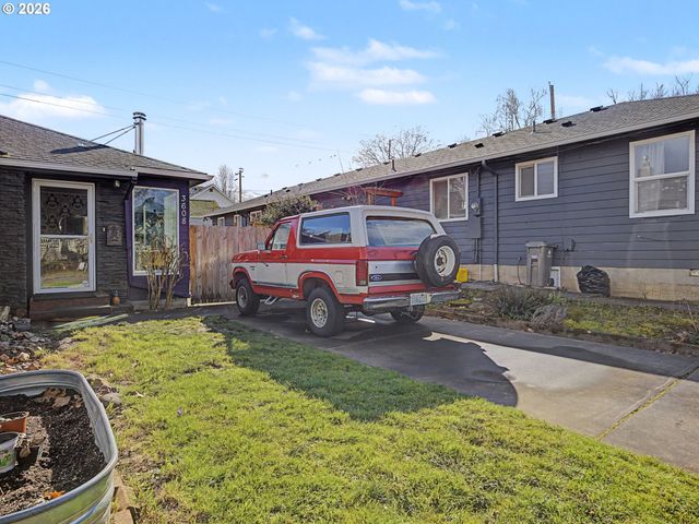 3608 Se CENTER St, Portland, OR 97202