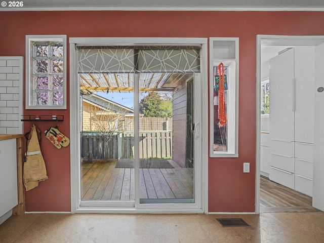 3608 Se CENTER St, Portland, OR 97202