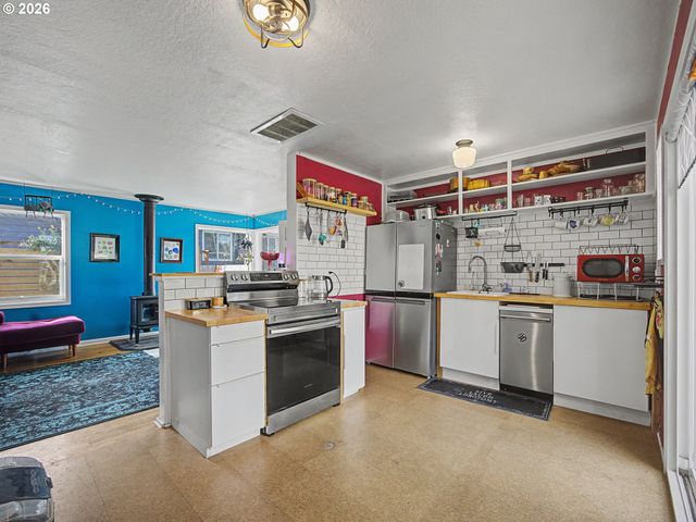 3608 Se CENTER St, Portland, OR 97202