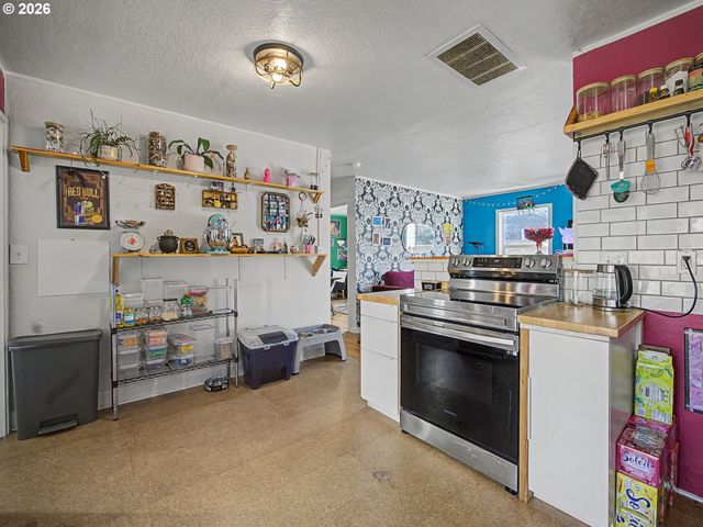 3608 Se CENTER St, Portland, OR 97202