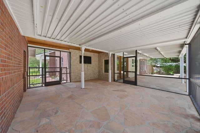 1301 W Viejo Drive, Friendswood, TX 77546