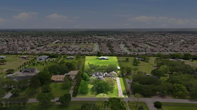 1301 W Viejo Drive, Friendswood, TX 77546