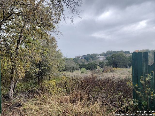 18 W Queens Crown, Live Oak, TX 78233