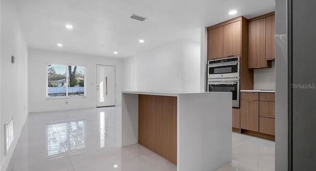 8641 MAY CIRCLE, Tampa, FL 33614