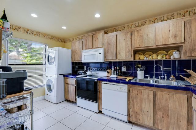 1225 NW 98th Ter 144, Pembroke Pines, FL 33024