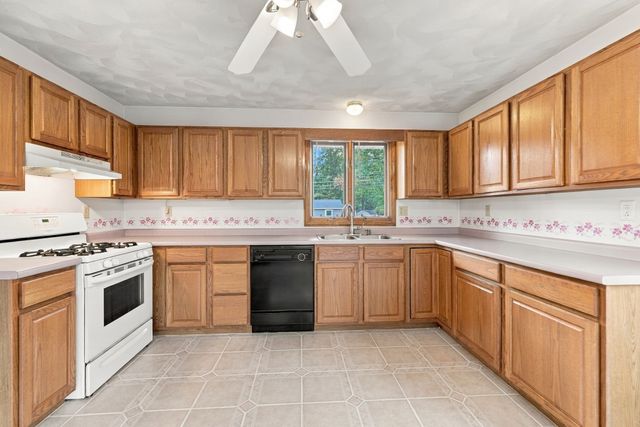 21 Bridle Rd, Billerica, MA 01821