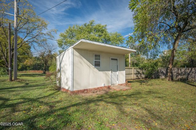 102 N Winfield Avenue, Joplin, MO 64801