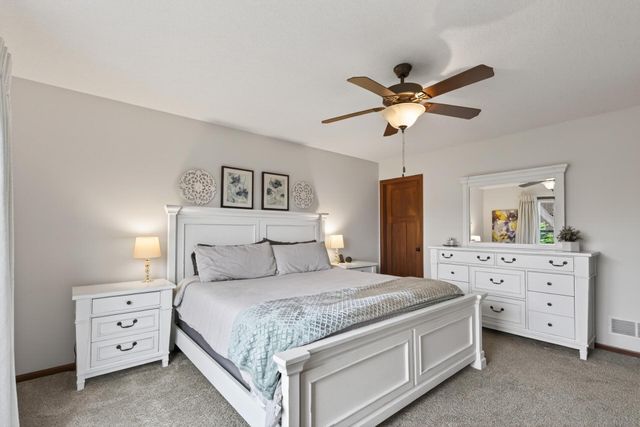 656 Lake Ridge Drive, Woodbury, MN 55129