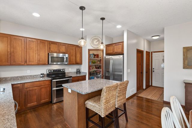 656 Lake Ridge Drive, Woodbury, MN 55129