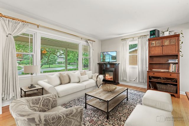 925 S Chestnut Avenue, Arlington Heights, IL 60005